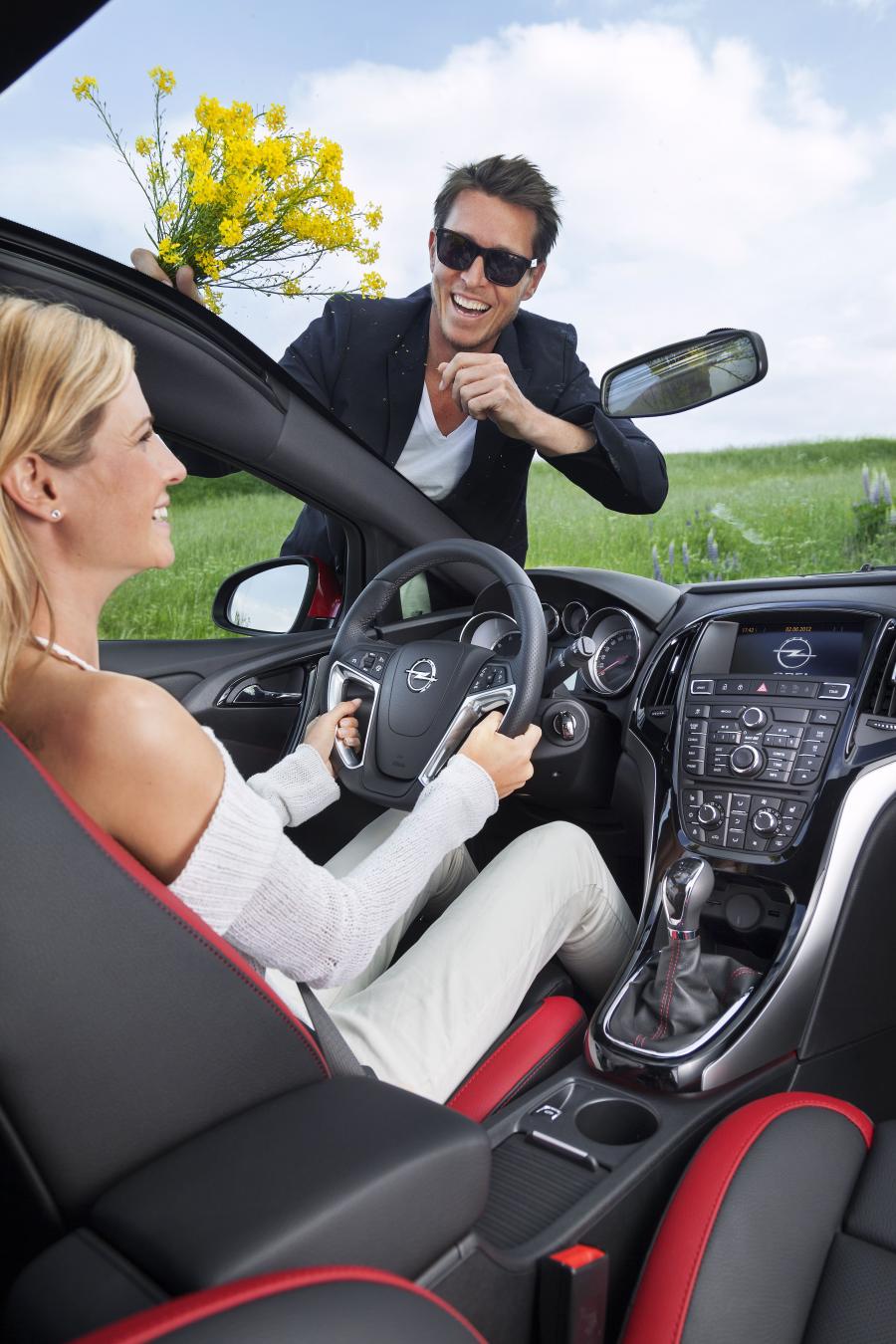 Интерьер Opel Astra GTC BiTurbo CDTI (J) 2012 года  (фото 6 из 9)
